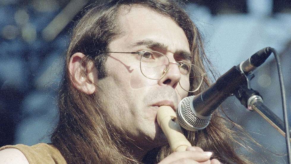 Carlos Moisés, vocalista, guitarrista e flautista do grupo português "Quinta do Bill", em actuação na primeira parte do concerto de Brian Adams, realizado no Estádio de Alvalade, em Lisboa, a 10 de julho de 1994.Manuel Moura / Lusa