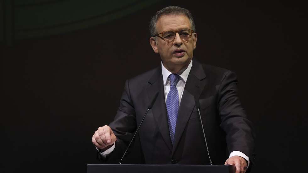 António José Seguro, antigo secretário-geral do PS, discursa durante a apresentação oficial da sua candidatura à Presidência da República junto de diversas personalidades nacionais e de amigos no Centro Cultural e de Congressos das Caldas da Rainha, 15 de junho de 2025. CARLOS BARROSO/LUSA