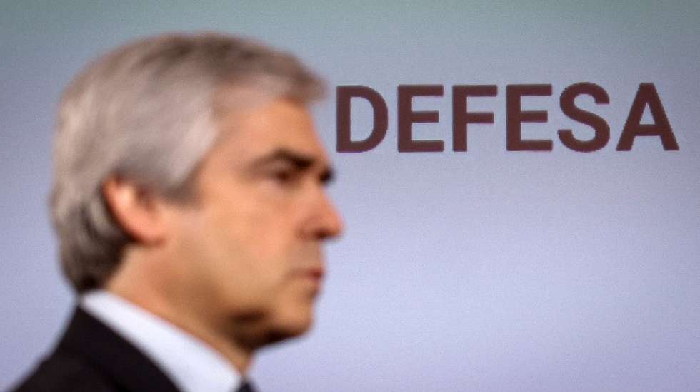O ministro da Defesa Nacional, Nuno Melo, à chegada para a sua intervenção na conferência "Europa, que futuro?", da Rádio Televisão Portuguesa (RTP), iniciativa inserida no ciclo "Conferências da Sociedade Civil RTP 2", no Centro Cultural de Belém, em Lisboa, 09 de maio de 2024. ANTÓNIO PEDRO SANTOS/LUSA