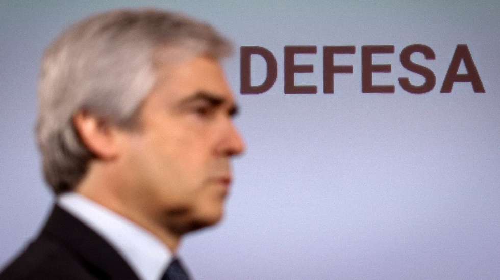 O ministro da Defesa Nacional, Nuno Melo, à chegada para a sua intervenção na conferência "Europa, que futuro?", da Rádio Televisão Portuguesa (RTP), iniciativa inserida no ciclo "Conferências da Sociedade Civil RTP 2", no Centro Cultural de Belém, em Lisboa, 09 de maio de 2024. ANTÓNIO PEDRO SANTOS/LUSA