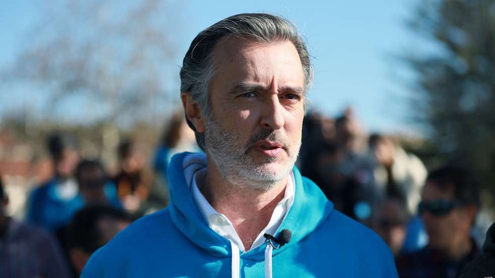 O líder da Iniciativa Liberal (IL), João Cotrim de Figueiredo, durante uma ação de campanha para as eleições legislativas 2022, no Porto, 28 de janeiro de 2022. A 30 de janeiro mais de 10 milhões de eleitores residentes em Portugal e no estrangeiro constam dos cadernos eleitorais para a escolha dos 230 deputados à Assembleia da República. ESTELA SILVA/LUSA