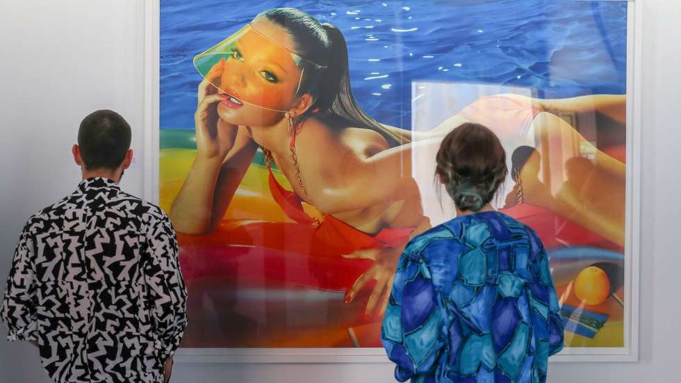 Visitantes observam uma das obras em exposição durante a inauguração oficial da ARCOlisboa 2019 no Espaço Opening, na Cordoaria Nacional, em Lisboa, 15 de maio de 2019. ANTÓNIO COTRIM/LUSA