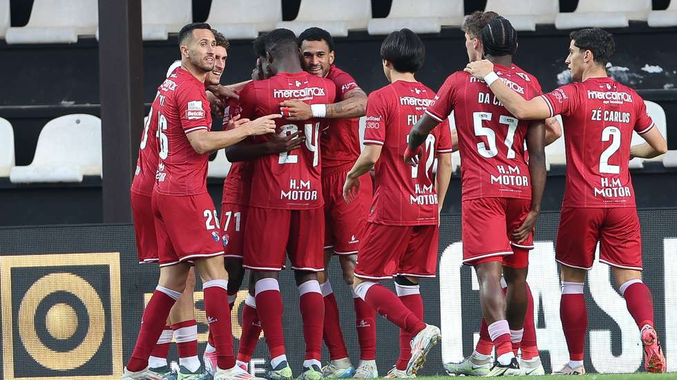 Os jogadores do Gil Vicente festejam o golo 0-1, durante o jogo da Primeira Liga de Futebol entre o Farense e o Gil Vicente, realizado no Estádio de São Luís, em Faro, 14 de dezembro de 2024. LUÍS FORRA/LUSA