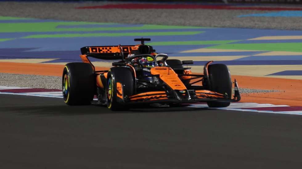 epa11749606 Australian driver Oscar Piastri of McLaren F1 Team in action during the Sprint race at the Lusail International Circuit racetrack in Lusail, Qatar, 30 November 2024. The Formula 1 Qatar Grand Prix will be held on 01 December 2024.  EPA/ALI HAIDER