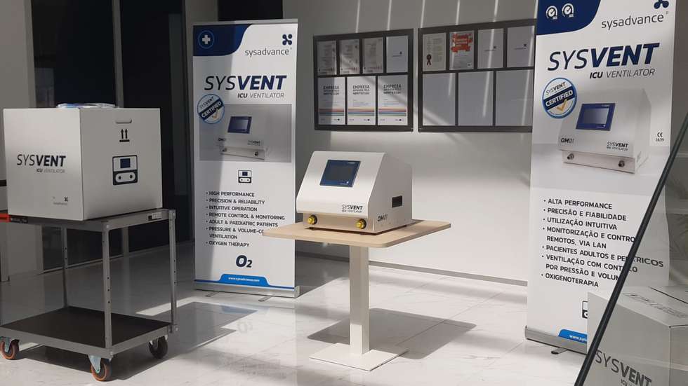 A entrega simbólica da primeira unidade do SYSVENT OM1 ocorreu esta quarta-feira, na sede da Sysadvance, na Póvoa de Varzim