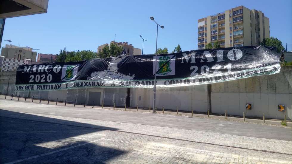 Torcida Verde tinha deixado de manhã uma tarja que pretendia homenagear as vítimas de Covid-19 nos últimos 14 meses