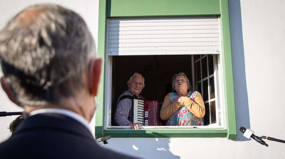 Aurora e Sebastião deram um concerto à janela ao candidato: "Adoro este professor"