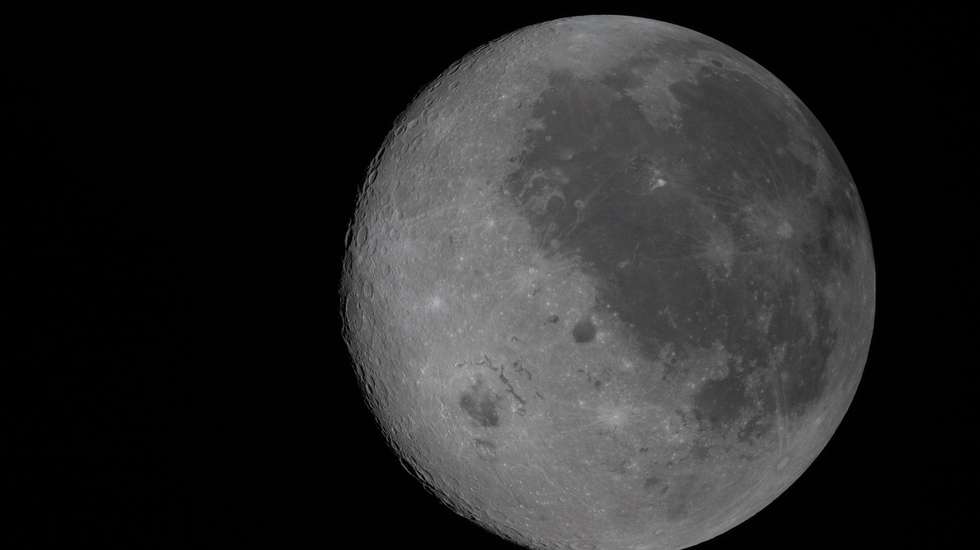 Fotografia da Lua tirada pelos astronautas da Artemis II antes da passagem em torno do satélite natural da Terra