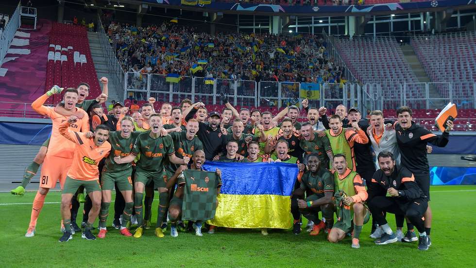 Equipa do Shakhtar Donetsk festejou com os muitos adeptos ucranianos (a maioria refugiados de guerra) presentes em Leipzig