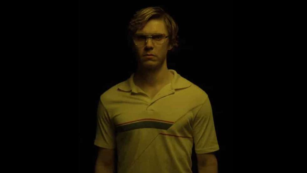 Evan Peters (“American Horror Story”; “Mare Of Easttown”; os novos X-Men) é o protagonista de "Dahmer" e executa um trabalho de excelência que o colocará no radar de todos os prémios