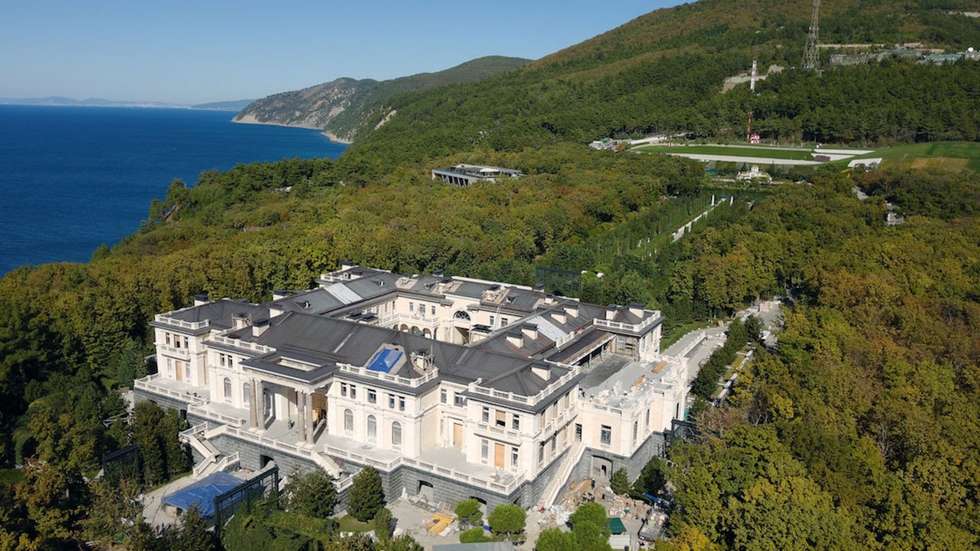 Avaliado em cerca de 1.200 milhões de euros, o palácio está localizado numa arriba, com vista para o mar, perto da localidade de Gelendzhik