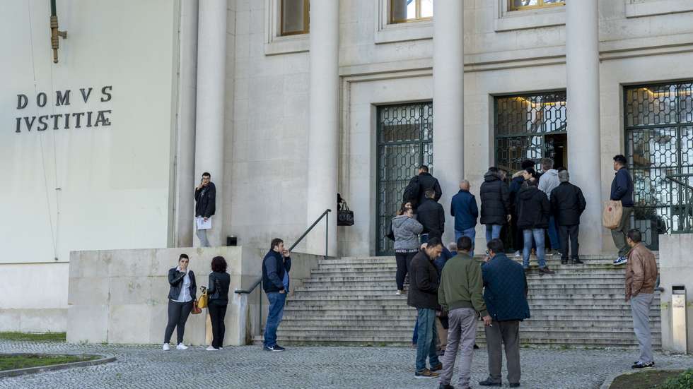 Para o MP, os arguidos agiram em conjugação de esforços para "fazer desaparecer e dissimular o património da sociedade insolvente, agravando prejuízos da empresa", no intuito de prejudicar os credores da sociedade