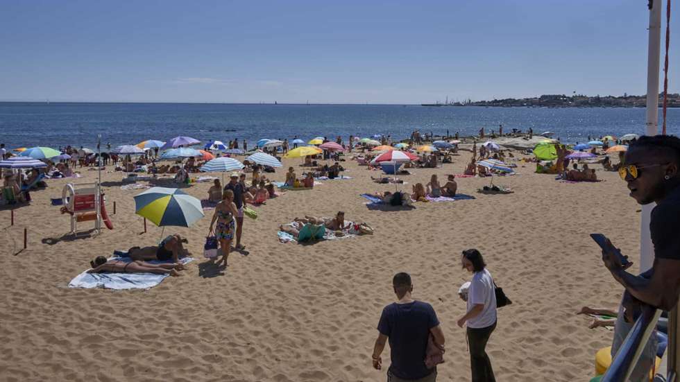De acordo com o capitão, as praias vão ter um reforço total de 34 nadadores-salvadores das 9h00 às 19h00 e de 14 nadadores-salvadores das 19h00 às 9h00 do dia seguinte, enquanto as piscinas vão ser reforçadas com um nadador-salvador cada uma