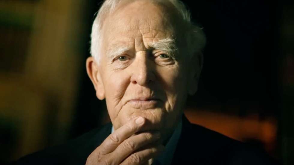 Ora, sucede que John Le Carré, pseudónimo literário de David Cornwell, é, como saberá qualquer leitor minimamente familiarizado, um manipulador, um sedutor, de modo que The Pigeon Tunnel, do título até final, e malgrado todos os artifícios da edição, nem por um segundo lhe foge ao controlo
