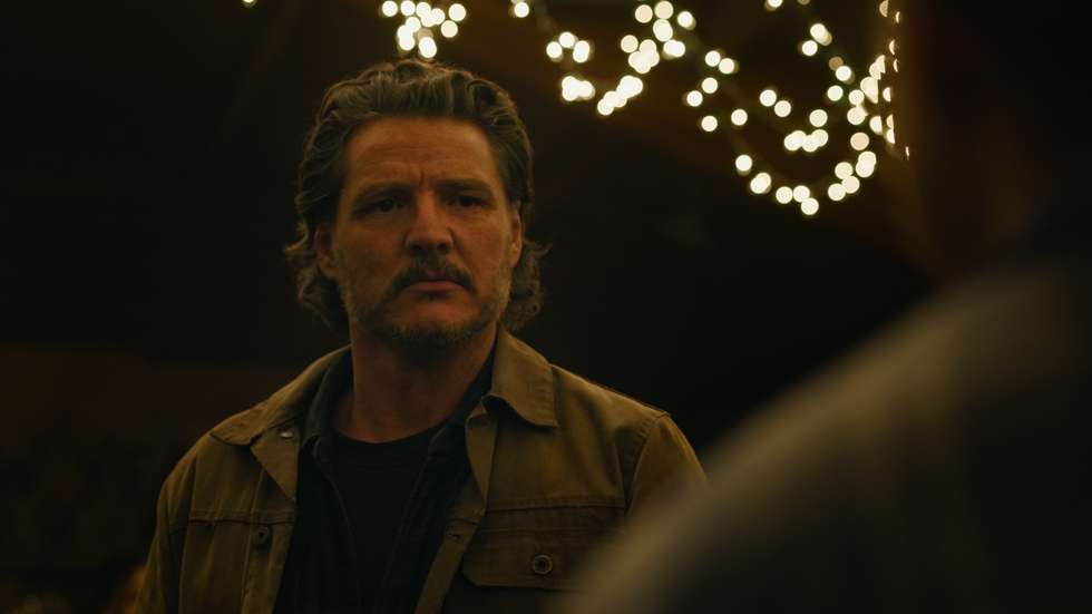 Pedro Pascal volta a ser Joel, o destemido guia que acompanha Ellie (Bella Ramsey) e que, ao mesmo tempo, procura a própria redenção