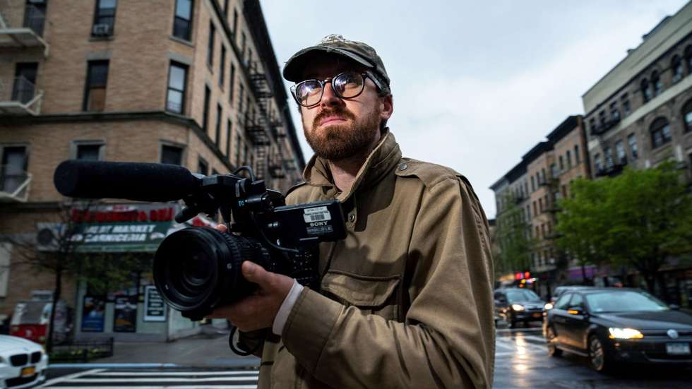 John Wilson filma as ruas e os habitantes da cidade na sua vida banal, depois monta tudo de acordo com a narrativa que procura dar-nos, acompanhando com a própria narração