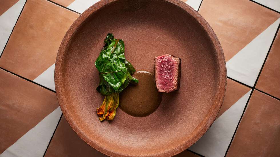 Carne de vaca, verduras locais da época e molho xacuti de vaca