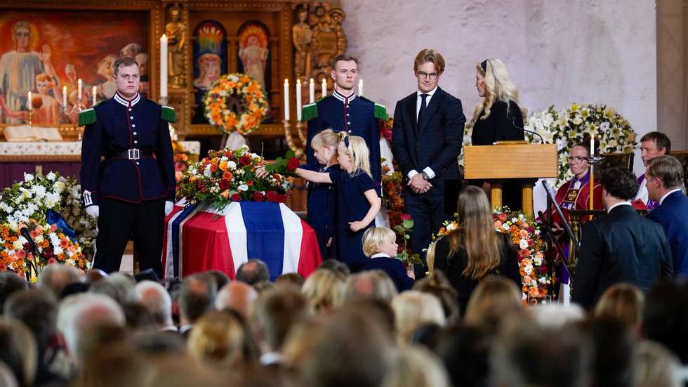 Netos e bisnetos depositaram uma rosa vermelha na urna da Princesa Astrid. Foto: Stian Lysberg Solum / NTB