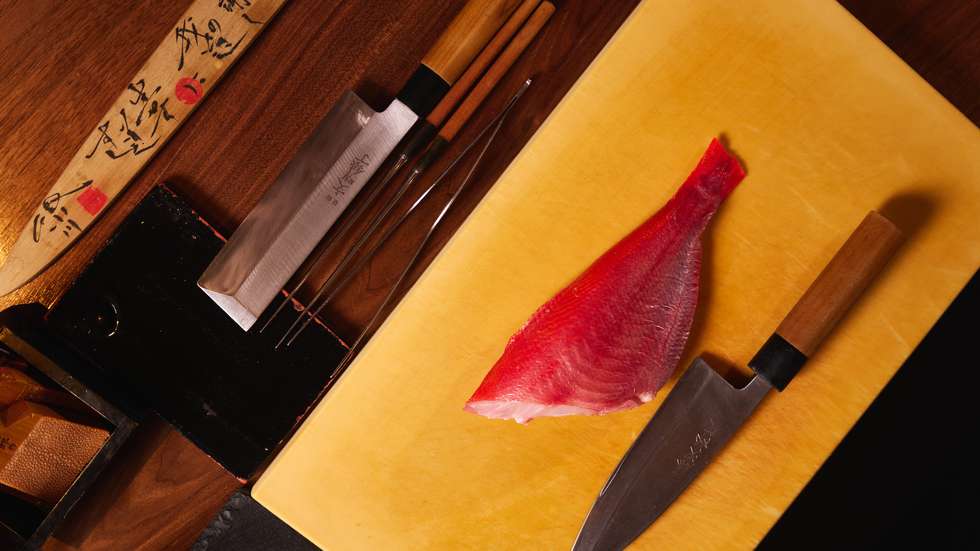 O restaurante conta dois serviços por noite, convidando os clientes (alguns portugueses mas sobretudo estrangeiros) a acompanhar, em primeira mão, a preparação de um menu de quinze momentos concebido diariamente pelo chef, à frente de quem desfruta desta experiência interativa.