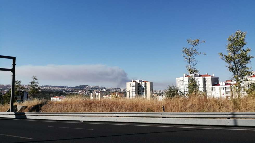 Durante o dia, foi possível ver o fumo a vários quilómetros de distância