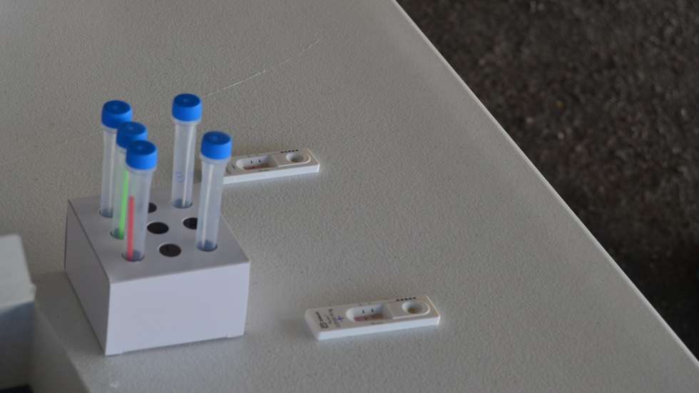 Além de esclarecer quais os profissionais que podem realizar estes testes, o regulador da Saúde destaca também quais os estabelecimentos onde o diagnóstico pode ser feito