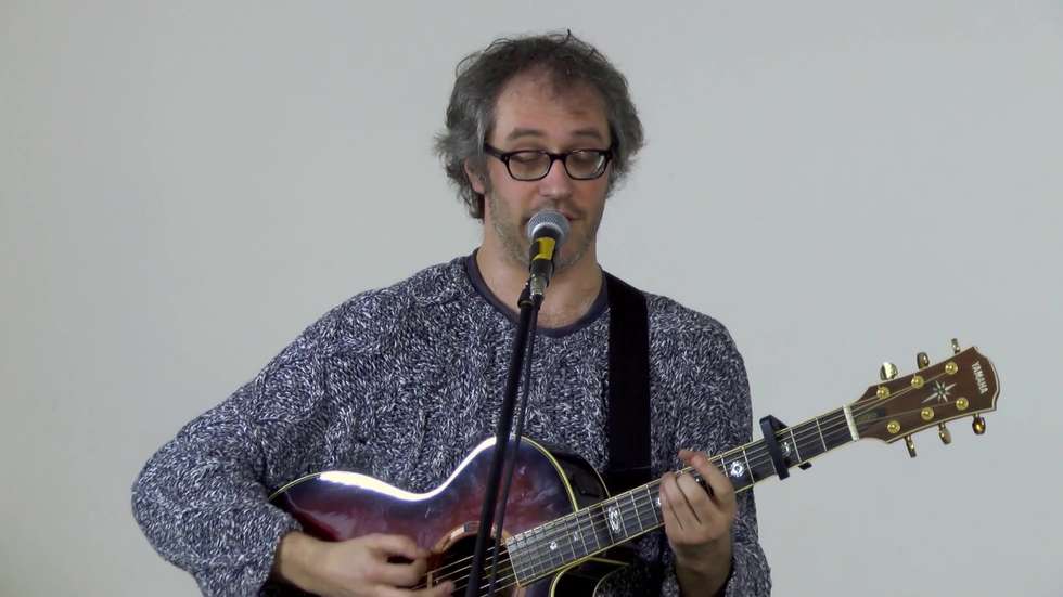 O single de apresentação do disco chama-se "High high up that hill"