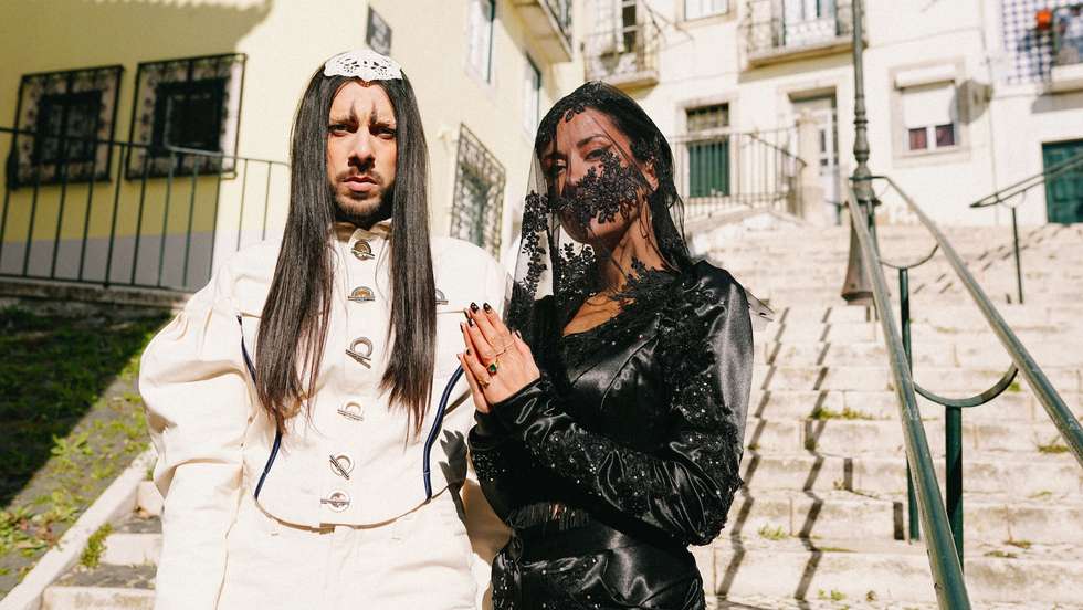 O videoclip serve como tradução visual da canção "Vinte Vinte", feita por Branko em parceria com Ana Moura e Conan Osiris (na foto)