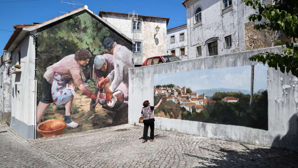 Pelo festival passam este ano artistas como Alba Fabre Sacristián, de Espanha, Mariana, a miserável ou Slim Safont que vão criar os seus murais, espalhados um pouco por todo o concelho. Slim Safont vai andar a tirar fotografias às pessoas que por lá passarem e só depois é que decide o que pintar.