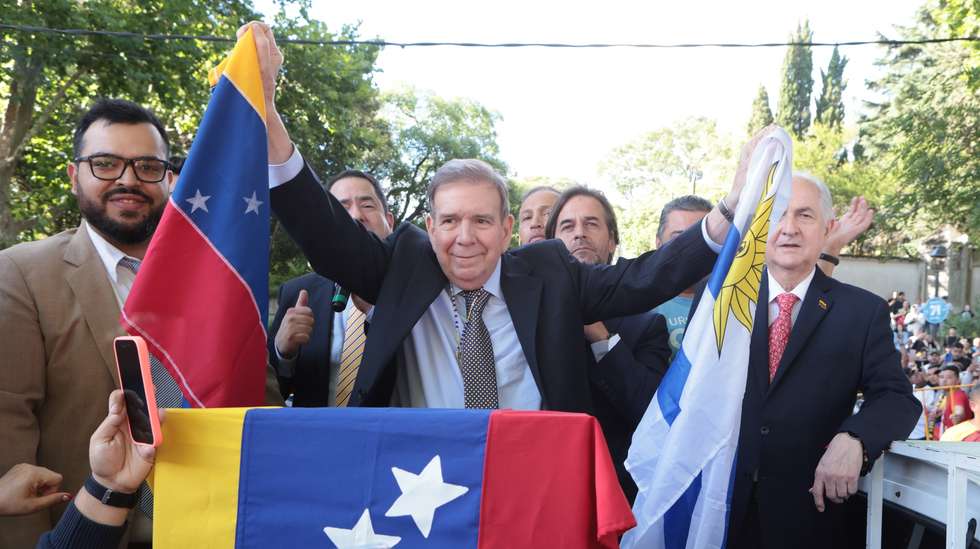 epa11806421 Venezuelan opposition leader Edmundo Gonzalez Urrutia holds a flag of Venezuela and Uruguay during a press conference following a meeting with Uruguayan President Luis Lacalle Pou in Montevideo, Uruguay, 04 January 2025. Gonzalez Urrutia thanked President Pou "for having been supportive" with the cause of his country and assured the people who accompanied him in Montevideo that Venezuela will recover.  EPA/GASTON BRITOS