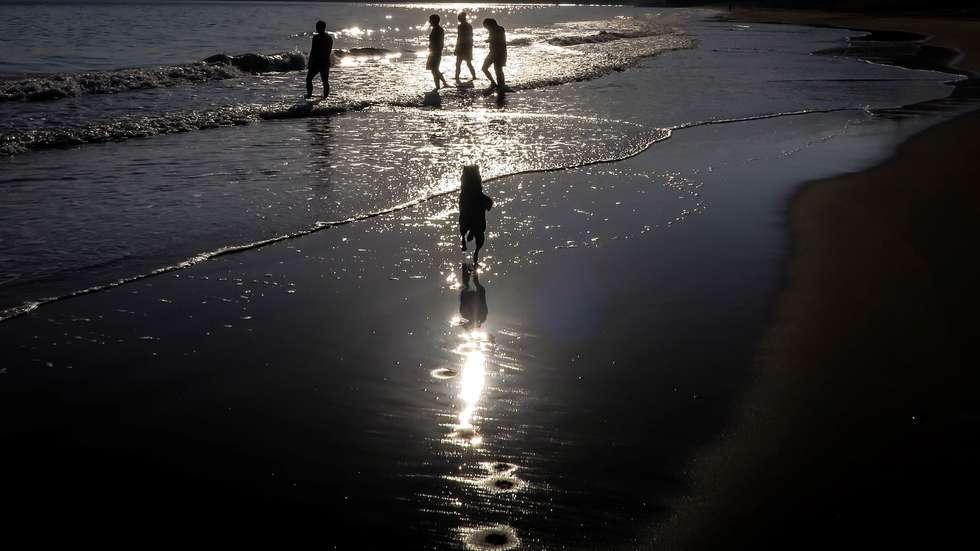 epa07468138 A general view of people walking in front of the sea at sunset in Ondarreta beach, San Sebastian, Spain, 28 March 2019. According to meteorologists, temperatures are not expected to shift throughout the day, with few clouds and a light wind blowing predominantly from the north.  EPA/Javier Etxezarreta