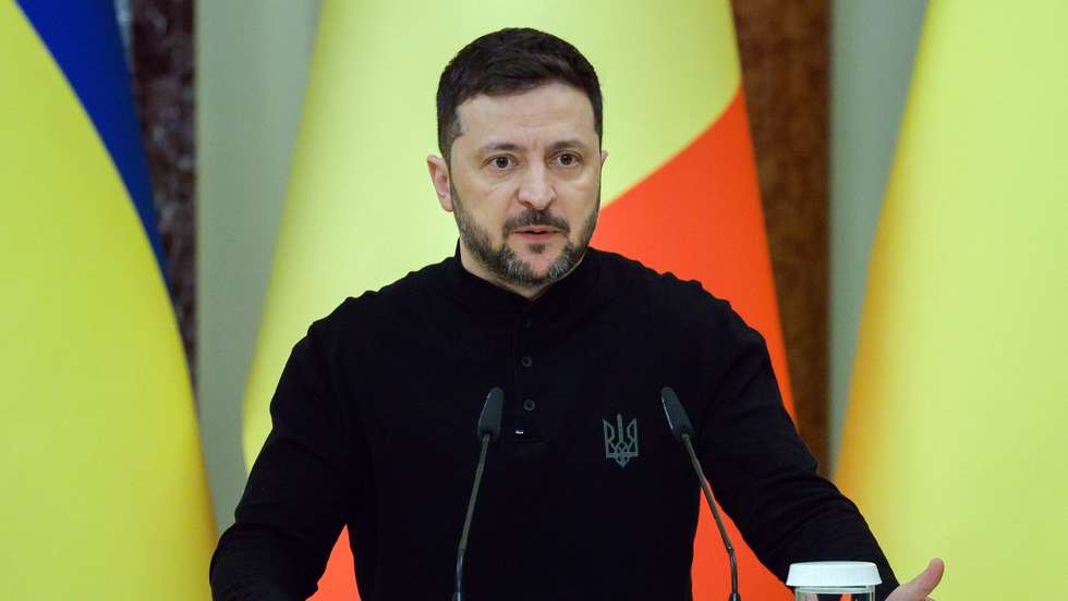 epa12018040 Ukrainian President Volodymyr Zelensky attends a joint press conference with Belgian Prime Minister Bart De Wever after their meeting in Kyiv, Ukraine, 08 April 2025. Bart De Wever is on an official visit to Ukraine, amid the Russian invasion.  EPA/SERGEY DOLZHENKO