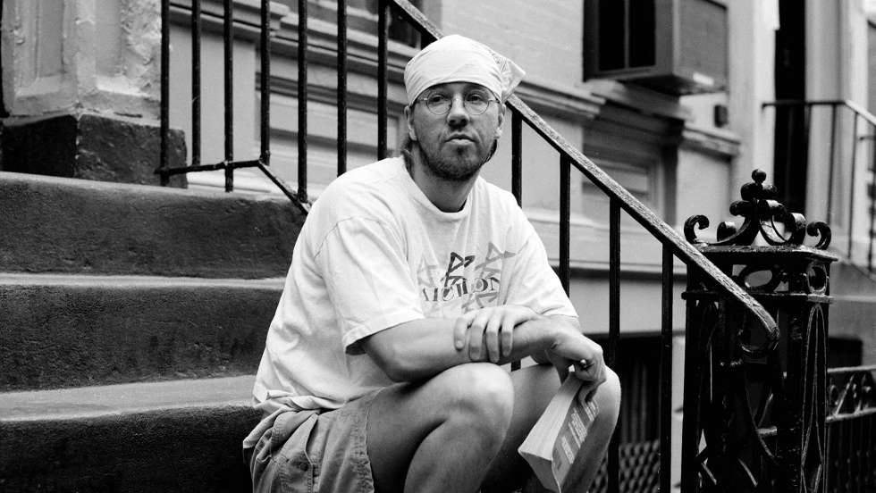 Ler David Foster Wallace, sobretudo para quem tenha ambições literárias ou queira simplesmente compreender melhor o estranho impulso que conduz à escrita, é invariavelmente luminoso e esclarecedor
