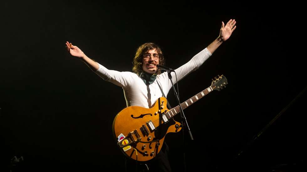 Tim Bernardes, o alquimista pop que a partir desta banda construiu uma carreira a solo e fundou um lugar muito próprio na pop transatlântica