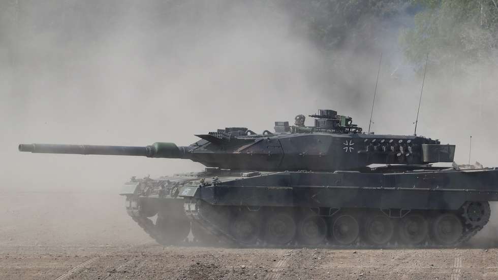 epa10427151 (FILE) - A German Army 'Leopard 2' tank during the NATO Very High Readiness Task Force Land (VJTF L 2019) exercise in Muenster, northern Germany, 20 May 2019 (reissued 24 January 2023). German Chancellor Olaf Scholz has decided to send Leopard 2 tanks to Ukraine and allow other countries such as Poland to do so while the US may supply Abrams tanks, German media has reported 24 January 2023.  EPA/FOCKE STRANGMANN *** Local Caption *** 55209013
