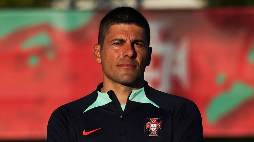O treinador da Seleção Nacional de Futebol Feminina de Futebol, Francisco Neto, que irá fazer a sua estreia no Campeonato do Mundo, entre 20 de julho e 20 de agosto, na Nova Zelândia, posa para a fotografia para a agência Lusa durante um treino na Cidade do Futebol, em Oeiras, 04 de julho de 2023. (ACOMPANHA TEXTO DA LUSA DO DIA 14 DE JULHO DE 2023). JOSÉ SENA GOULÃO/LUSA