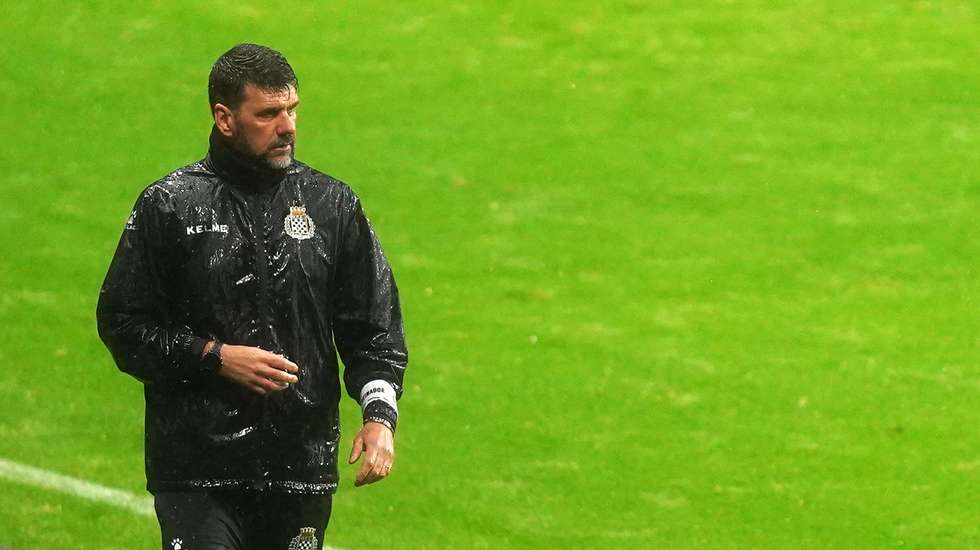 Boavista head coach Cristiano Bacci reacts during the Portuguese First League soccer match between SC Braga and Boavista at Municipal de Braga Stadium in Braga, Portugal, 26 January 2025. HUGO DELGADO/LUSA