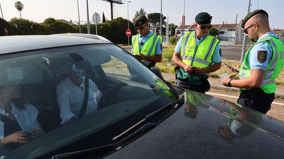 Militares da Guarda Nacional Republicana (GNR) dedicados ao controlo de fronteiras , procedem à  identificação seletiva de condutores de ligeiros à entrada para Portugal na fronteira do Caia (Elvas). Estas ações iniciaram às 00.00 de hoje nos 21 pontos de passagem autorizados na fronteira terrestre nacional, devido às Jornadas Mundiais da Juventude, que decorrerão no início do mês de agosto. Elvas, 22 de julho de 2023. NUNO VEIGA/LUSA