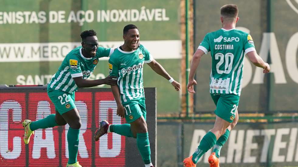 Fábio Ronaldo (C) do Rio Ave festeja um golo contra o Gil Vicente em jogo a contar para a Primeira Liga de Futebol realizado no Estádio dos Arcos em Vila do Conde, 12 de março de 2023. HUGO DELGADO/LUSA