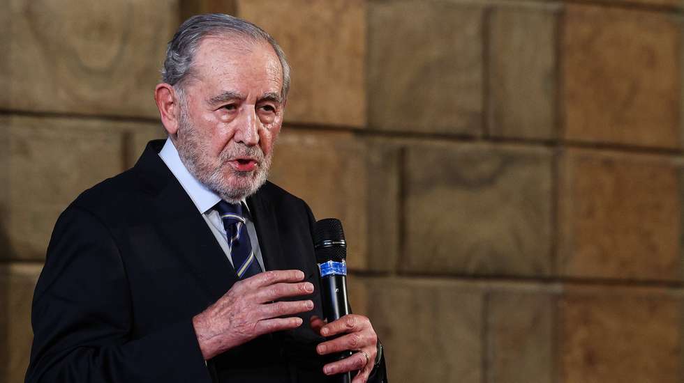 O antigo Presidente da República António Ramalho Eanes usa da palavra durante a aula-debate com jovens do ensino secundário e universitário sobre o 25 de Abril no Antigo Picadeiro Real, Museu dos Coches em Lisboa, 26 de abril de 2024. TIAGO PETINGA/LUSA