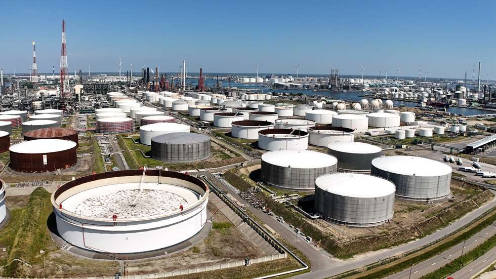 epa12293734 An image taken with a drone shows oil refineries of TotalEnergies and ExxonMobil in Antwerp's port area, Belgium, 11 August 2025. The port is home to the largest integrated chemical cluster in Europe.  EPA/OLIVIER HOSLET