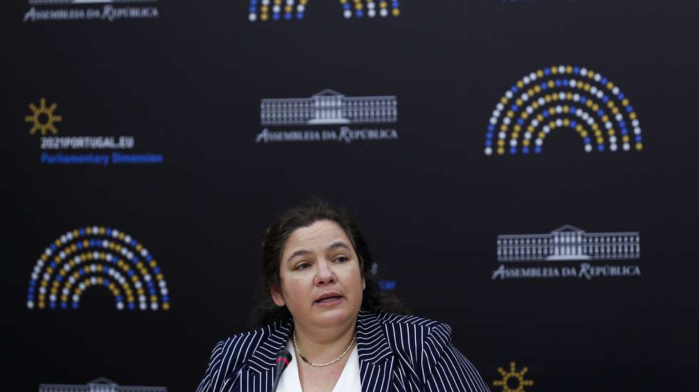 A ministra da Modernização do Estado e da Administração Pública, Alexandra Leitão, durante a audição na Comissão de Administração Pública, Modernização Administrativa, Descentralização e Poder Local  que decorreu na Assembleia da República, em Lisboa,  27 de abril de 2021. ANTÓNIO COTRIM/LUSA