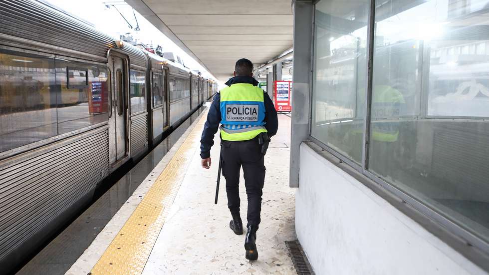 Um agente da Polícia de Segurança Pública (PSP), durante uma operação na Estação do Cais do Sodré, durante o recolher obrigatório do estado de emergência, no âmbito das medidas de contenção da covid-19, em Lisboa, 28 de novembro de 2020. Com 213 concelhos em risco em Portugal, o Conselho de Ministros decretou, durante este e o próximo fim-de-semana, a proibição de circulação interconcelhia, bem como o confinamento obrigatório para toda a população destes concelhos a partir das 13h. ANTÓNIO PEDRO SANTOS/LUSA