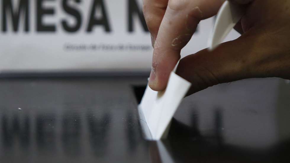 Um funcionário coloca um voto de um emigrante na urna no inicio do apuramento dos votos dos círculos da emigração, na Comissão Nacional de Eleições, 15 junho 2011, em Lisboa.  ANDRE KOSTERS/LUSA