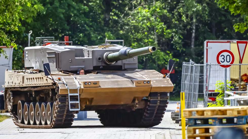 epa10676433 A German main battle tank Leopard drives around the factory site of Rheinmetall AG in Unterluess, Germany, 06 June 2023. Rheinmetall produces large-caliber weapons and ammunition for tanks and artillery. According to the company, the site in the district of Celle has been in existence since 1899. Armored vehicles for Ukraine and for the ring exchange are also prepared there.  EPA/HANNIBAL HANSCHKE