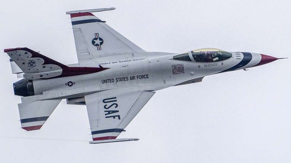 epa13088016 A US Air Force Thunderbirds flies over the US Marine Corps War Memorial, also known as the Iwo Jima Memorial, in Arlington, Virginia, USA, 04 July 2026. Events marking the 250th anniversary of US independence on the National Mall include musical performances, military flyovers, an address by US President Donald Trump, and what organizers are billing as the largest fireworks display in history.  EPA/MATTHEW KAMINSKY