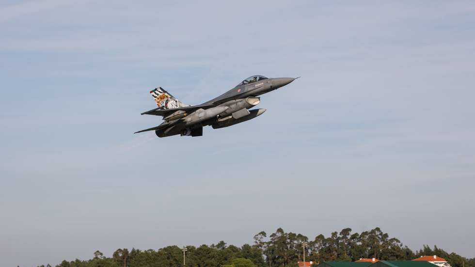Exercício de F-16 da Força Aérea implicou a passagem da barreira do som