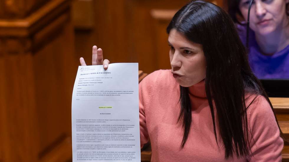 A coordenadora do Bloco de Esquerda (BE), Mariana Mortágua, usa da palavra durante o debate quinzenal com o primeiro-ministro, na Assembleia da República, em Lisboa, 11 de dezembro de 2024. JOSÉ SENA GOULÃO/LUSA