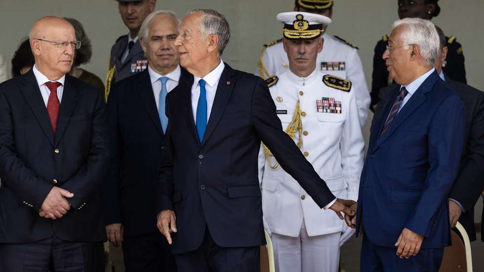 O presidente da Assembleia da República Augusto Santos Silva (E) o presidente da República, Marcelo Rebelo de Sousa (C) acompanhado pelo primeiro ministro António Costa (D) durante as comemorações oficiais do Dia de Portugal, de Camões e das Comunidades Portuguesas, na Régua, 10 de junho de 2023. JOSÉ COELHO/LUSA