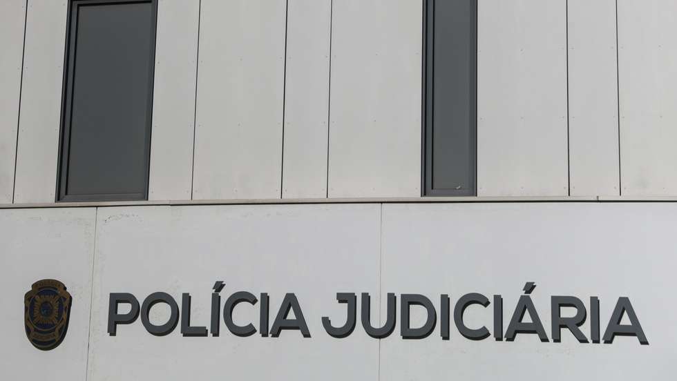 Logotipo com escudo no edificio sede da Policia Judiciária em Lisboa, 17 de agosto de 2022. TIAGO PETINGA/LUSA