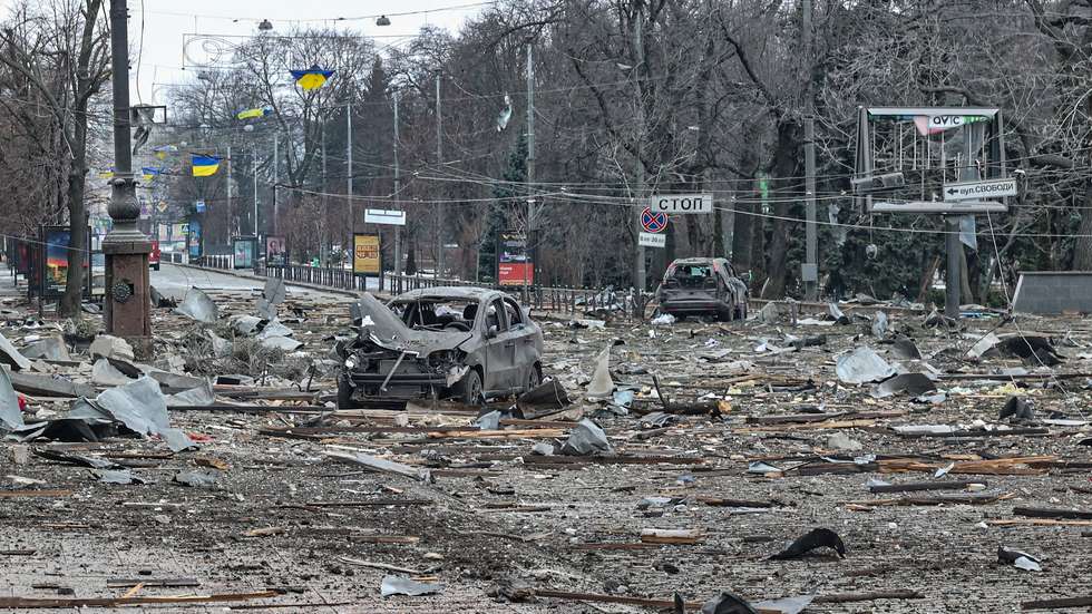 Destroços após um bombardeamento em Kharkiv, na Ucrânia